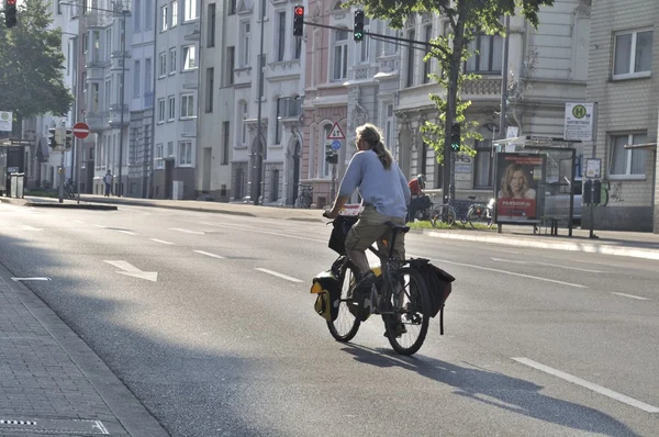 Postbud på cykel - Stock-foto