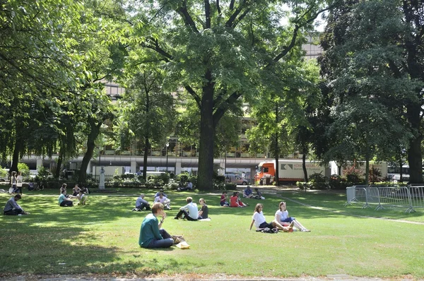 공원에서 사람들이 — 스톡 사진