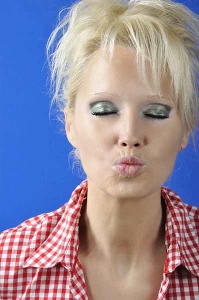 Kobieta dmuchanie pocałunek — Zdjęcie stockowe