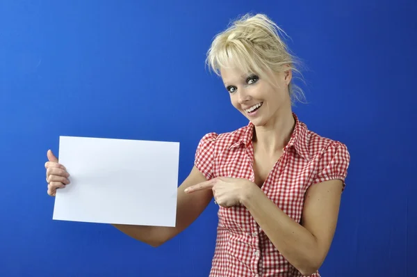 Vrouw bedrijf leeg teken — Stockfoto