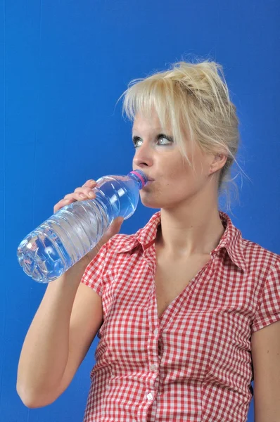 金髪の女性は、水を飲む — ストック写真