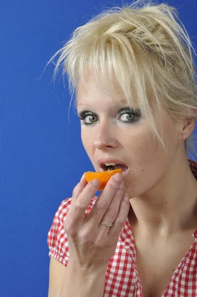 Retrato de mulhercom uma clementina — Fotografia de Stock