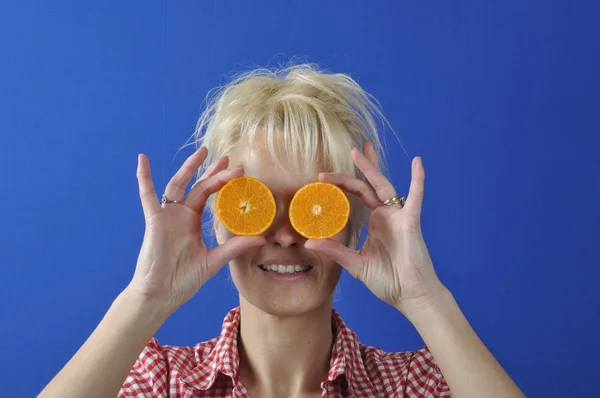 Portrait of womanwith a clementine — Stock Photo, Image