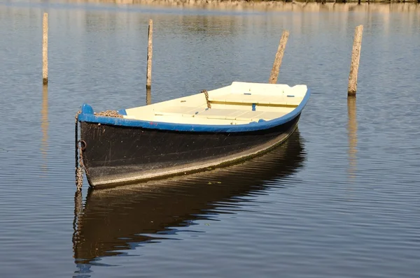Boot auf einem Fluss — Stockfoto
