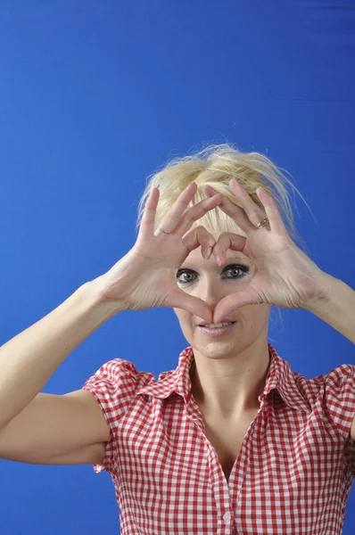 Vrouw het maken van hart vorm met haar handen — Stockfoto