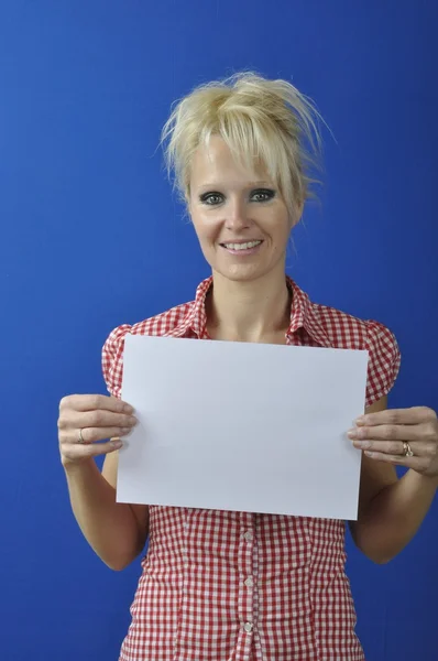 Vrouw bedrijf leeg teken — Stockfoto