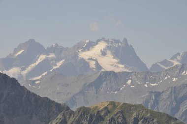 Valloire yakınlarında Savoy Dağı manzarası.
