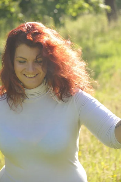 Frau auf einer Wiese — Stockfoto