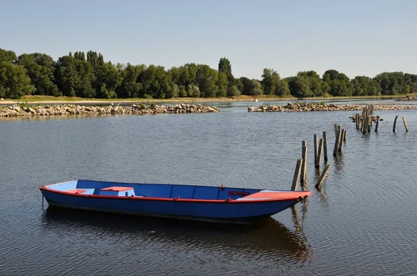 Barca su un fiume — Foto Stock