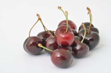 beyaz arkaplanda kirazlar