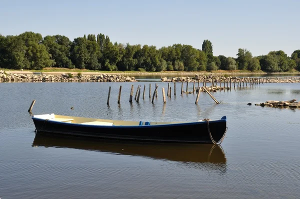 Nehirde bir tekne — Stok fotoğraf