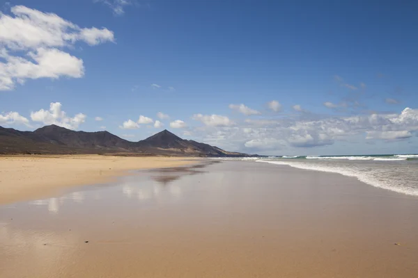 Montanhas e o oceano Fotos De Bancos De Imagens