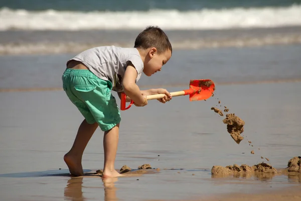 Jongen spelen op het strand — Stockfoto