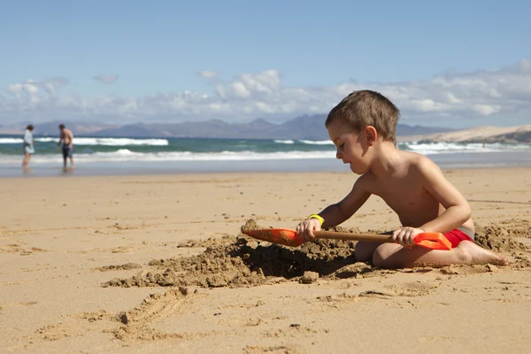 Garçon jouer sur la plage Photos De Stock Libres De Droits