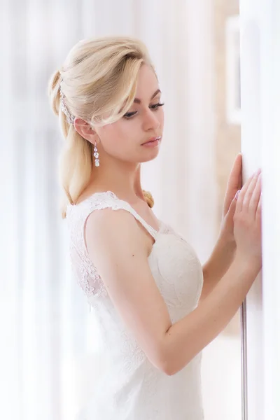 Jovem noiva bonita no quarto — Fotografia de Stock