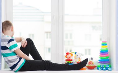 Çocuk ile bir pencere üstünde toys