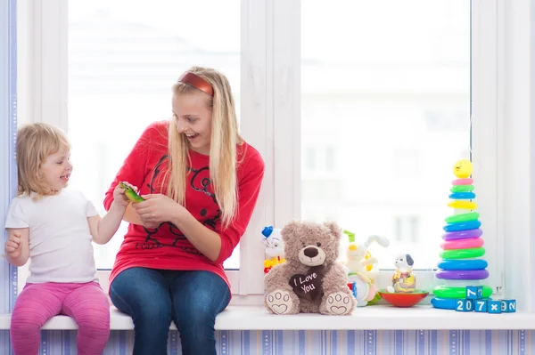 Vriendinnen met een speeltje — Stockfoto