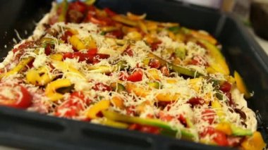 pizza peyniri serpilir