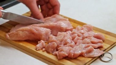 Yarım tavuk etindeki kesme kapatın. Masa üzerinde kesme et pişirmek,