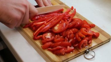 Adam kesme kırmızı dolmalık biber