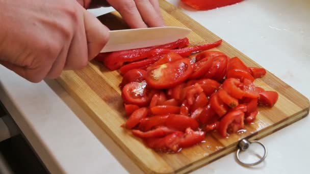 Teil des Sets. Mann schneidet rote Paprika — Stockvideo