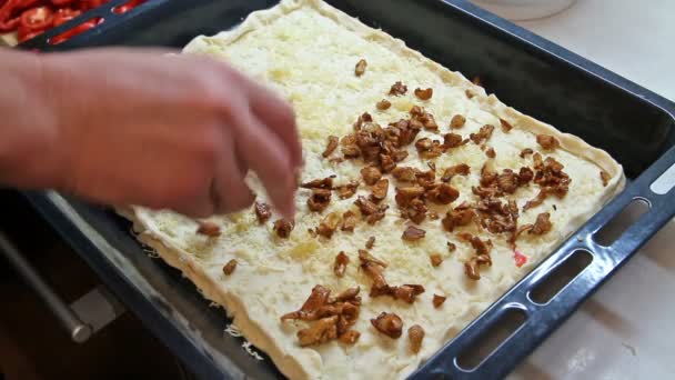 Απλώνουμε τα μανιτάρια chanterelle σπιτική πίτσα τεμαχίου — Αρχείο Βίντεο