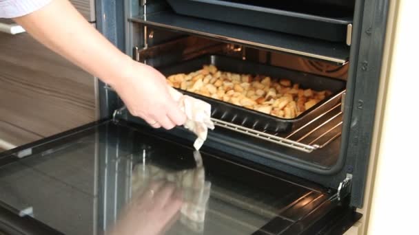 電気オーブンからの穀物クラッカー — ストック動画
