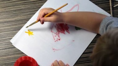 Şekil boyalar bir levha, bebeğim ellerinde