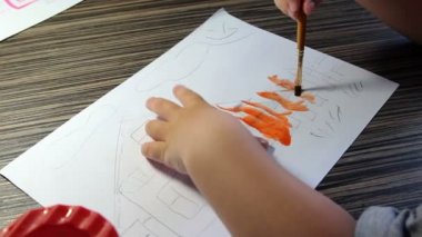 Üst resim ve suluboya boya kullanarak küçük kız eller