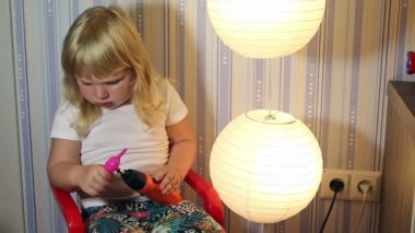 Bebek kız ile çalışan araç tamir telefon