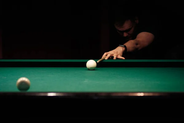 O jogador em bilhar atirando em uma bola — Fotografia de Stock