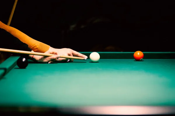 Mesa de billar verde en salón con bolas blancas con mano de hombre — Foto de Stock