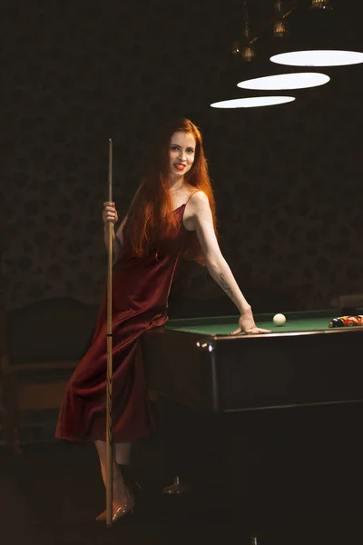 La gentille jeune fille avec queue à une table de billard. Design rétro — Photo