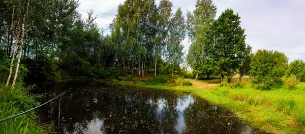 Panorama de un estanque en la naturaleza, pesca con caña de pescar. — Foto de Stock