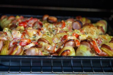 Fırında patates ve sosis..