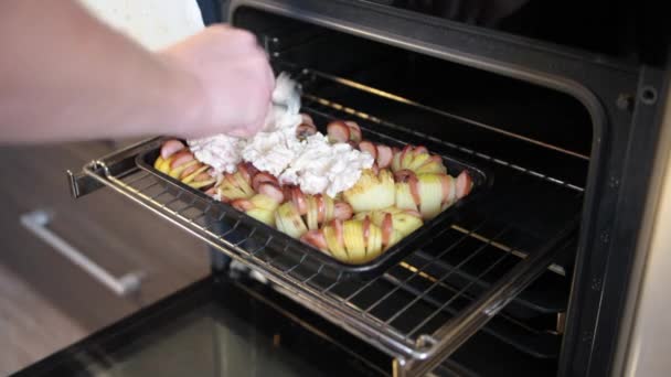Saus wordt toegepast op aardappelen met worstjes. — Stockvideo