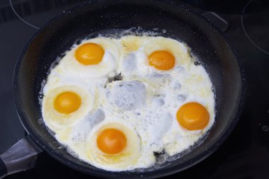 Tavada kızarmış yumurta.