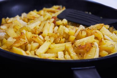 bir tavada sulu patates kızartması