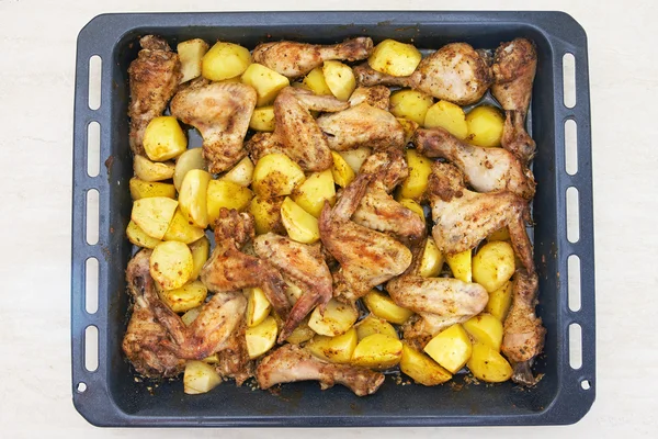 Fried potatoes and chicken — Stock Photo, Image