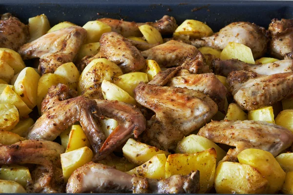 Fried potatoes and chicken — Stock Photo, Image