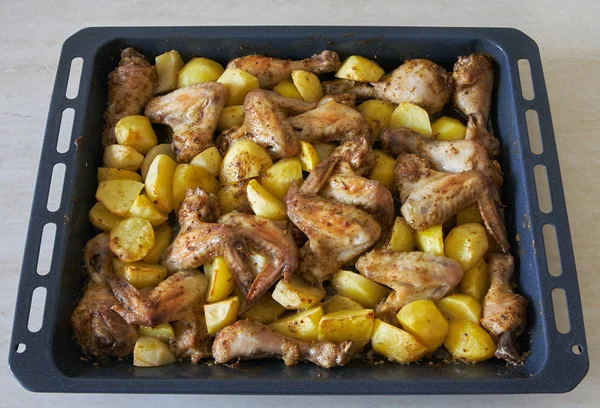 Stekt potatis och kyckling — Stockfoto