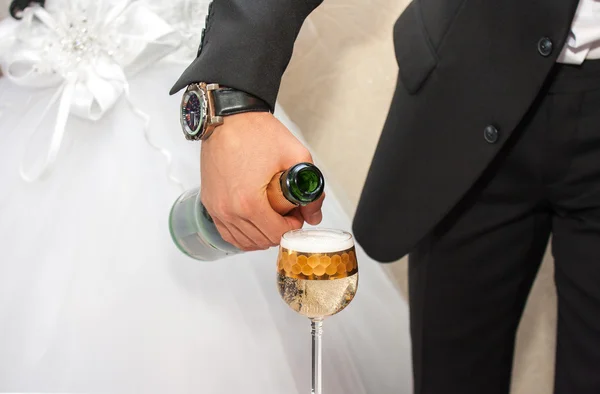 Şampanyayı bardağa dolduruyorum — Stok fotoğraf