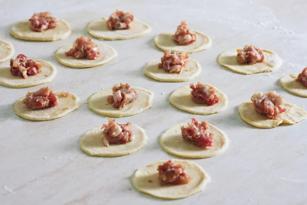 Viele die zusammengeklebten Pelmeni — Stockfoto