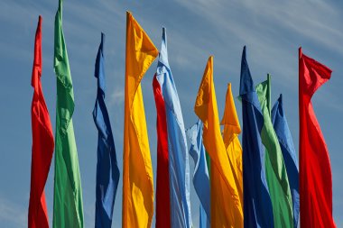 Mavi bulutlu gökyüzü çok renkli bayraklar