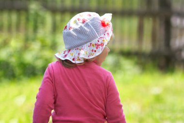  küçük kız parkta geri