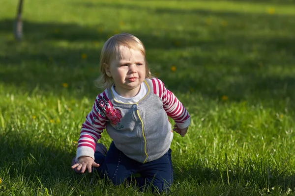 Girl in park sitting on the grass — Stock Photo, Image