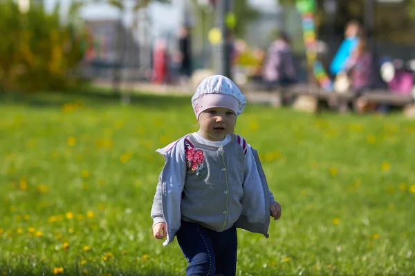 Little baby girl walks in the park — Stock Photo, Image