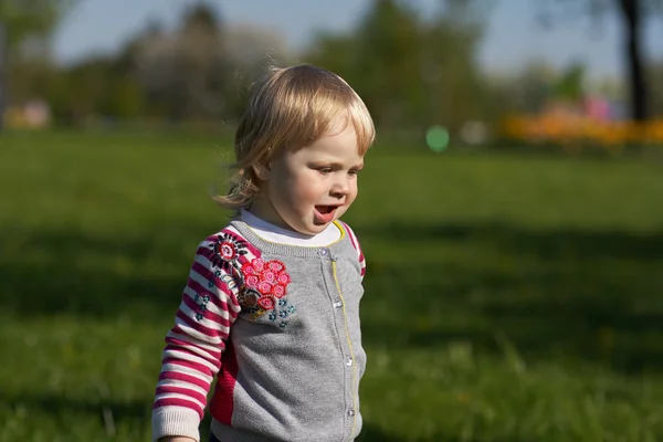 Girl in park sitting on the grass — Stock Photo, Image