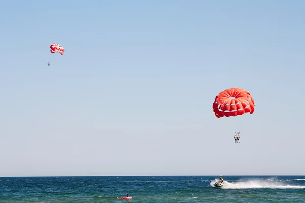 Parachuting at sea — Stock Photo, Image