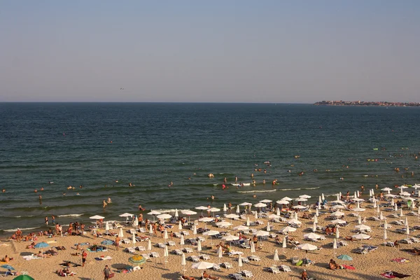 Vista sobre um resort de praia ensolarado na costa do Mar Negro — Fotografia de Stock